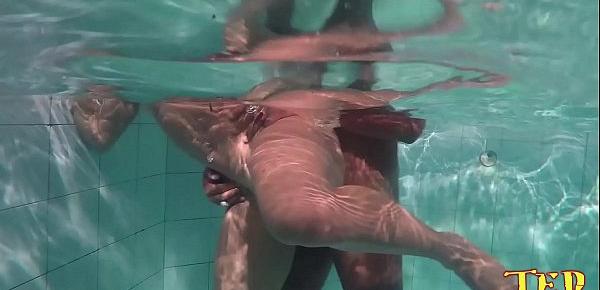  Nego Catra não para depois da cena cai na piscina e fode o cú da Bianca Naldy dentro da água - Capoeira Ator